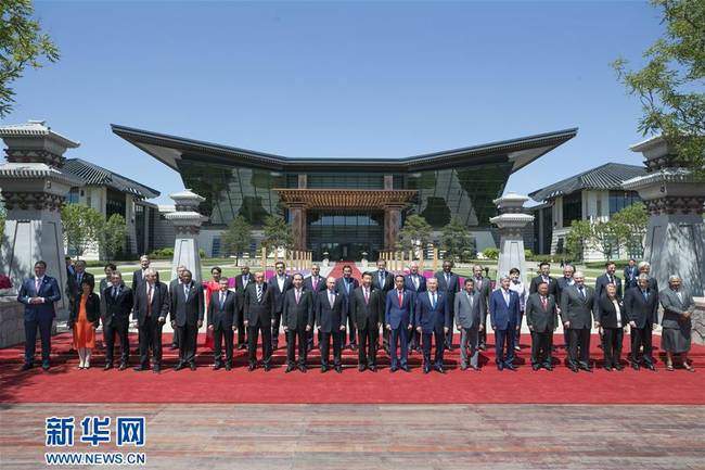 5月15日,“一带一路”国际合作高峰论坛圆桌峰会在北京雁栖湖国际会议中心举行,国家主席习近平主持会议并致开幕辞。这是第一阶段会议结束后,习近平同外方代表团团长及嘉宾在雁栖湖国际会议中心前合影。新华社记者 姚大伟 摄