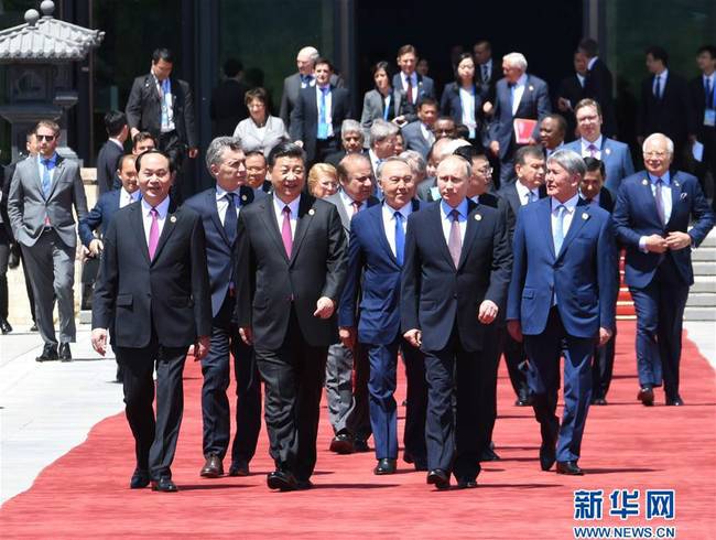 5月15日,“一带一路”国际合作高峰论坛圆桌峰会在北京雁栖湖国际会议中心举行,国家主席习近平主持会议并致开幕辞。这是第一阶段会议结束后,习近平同外方代表团团长及嘉宾步出雁栖湖国际会议中心。新华社记者 饶爱民 摄